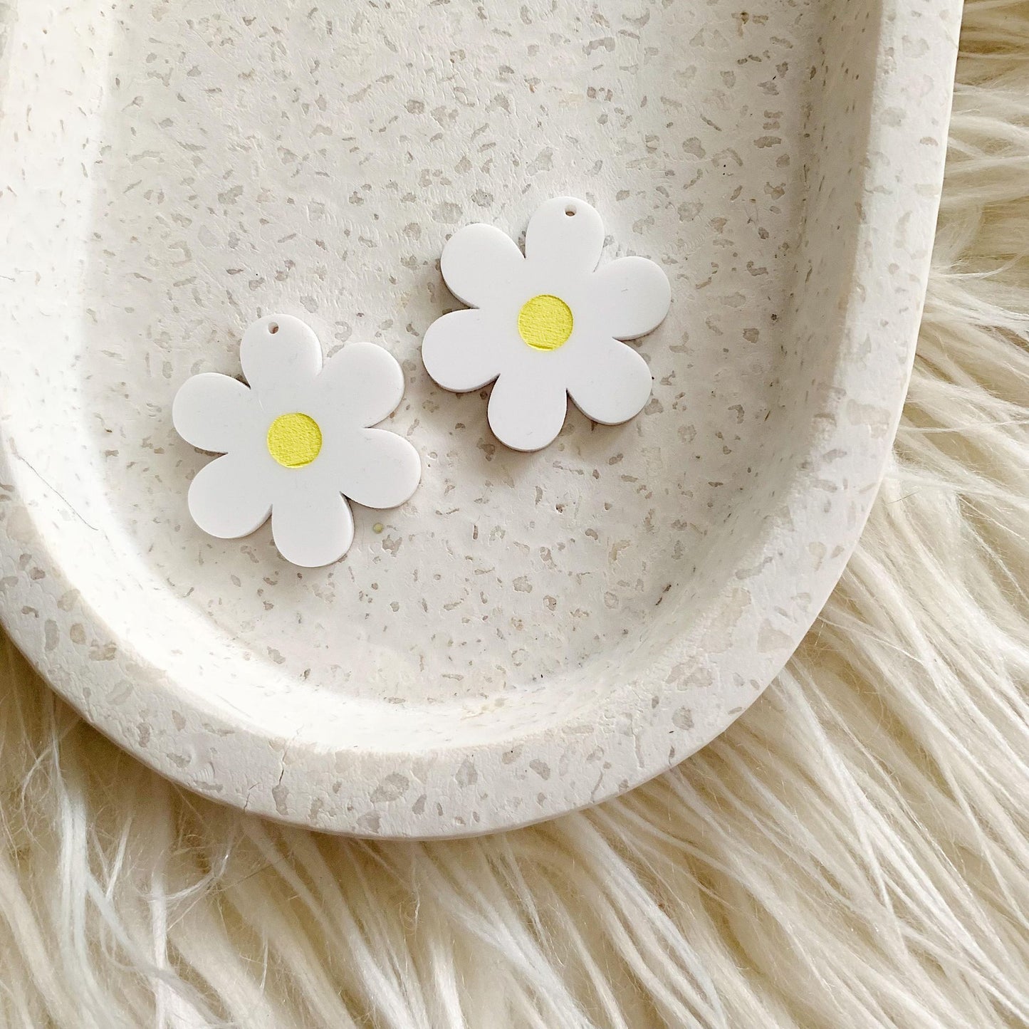 Six Petal Daisy Dangle - Paint Fill